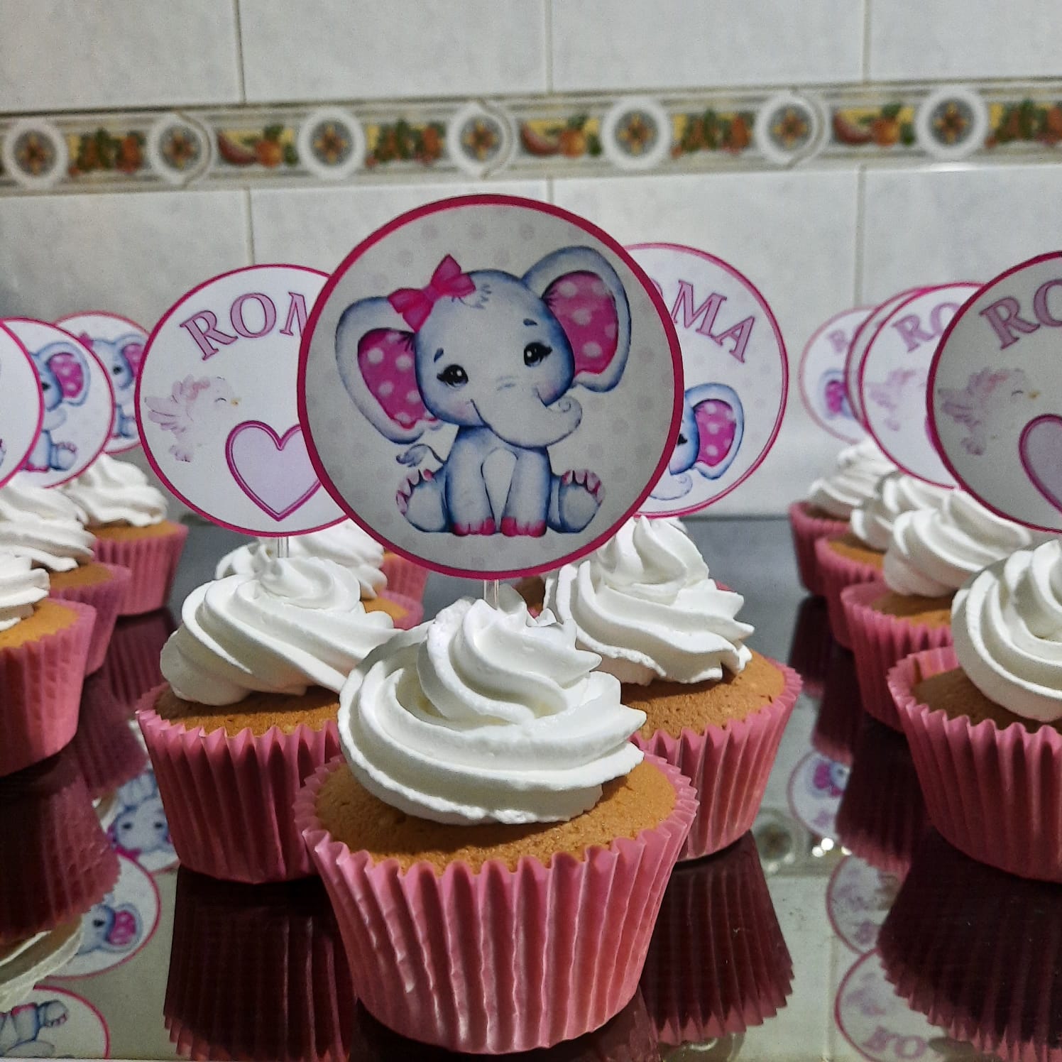 Cupcakes con toppers con imagenes de elefante