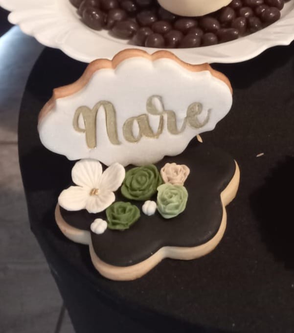 Cookie decorada en 3d con flores y un nombre