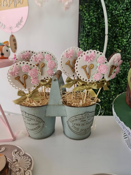 Chupelatines decorados con letras y flores