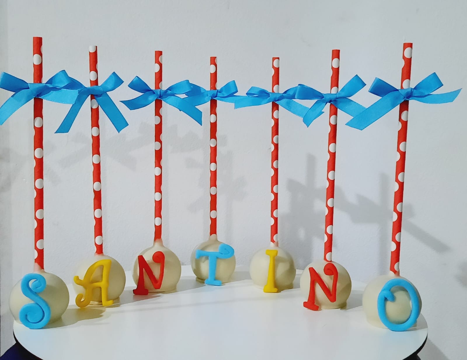 cakepops con letras que forman un nombre