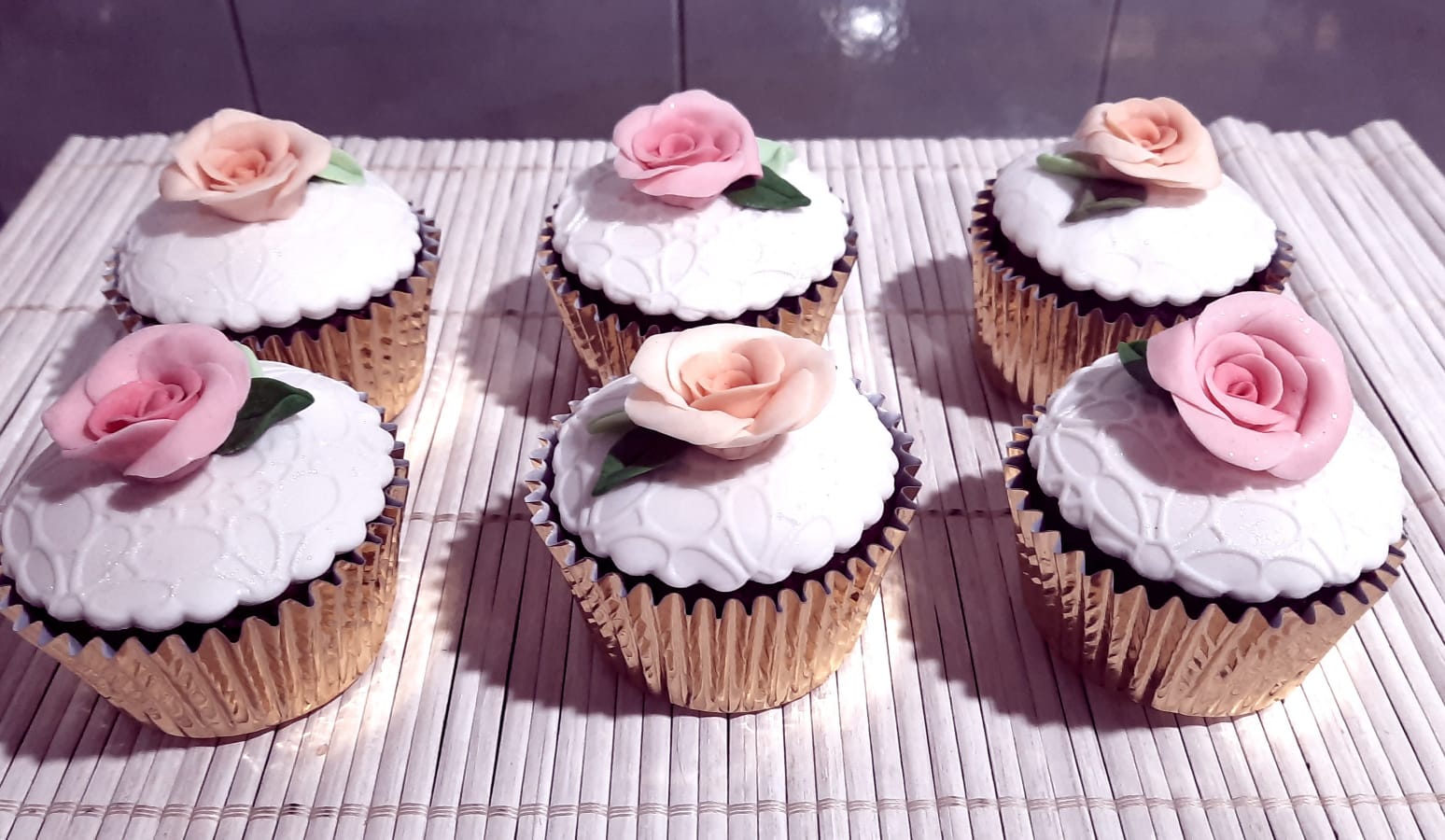 Cupcakes con crema y una flor