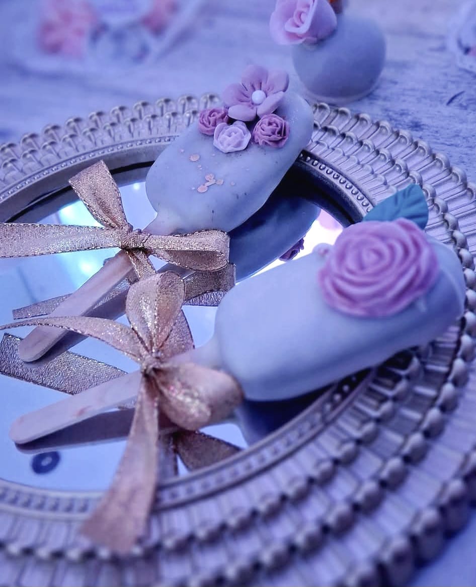 icepops azules con flores