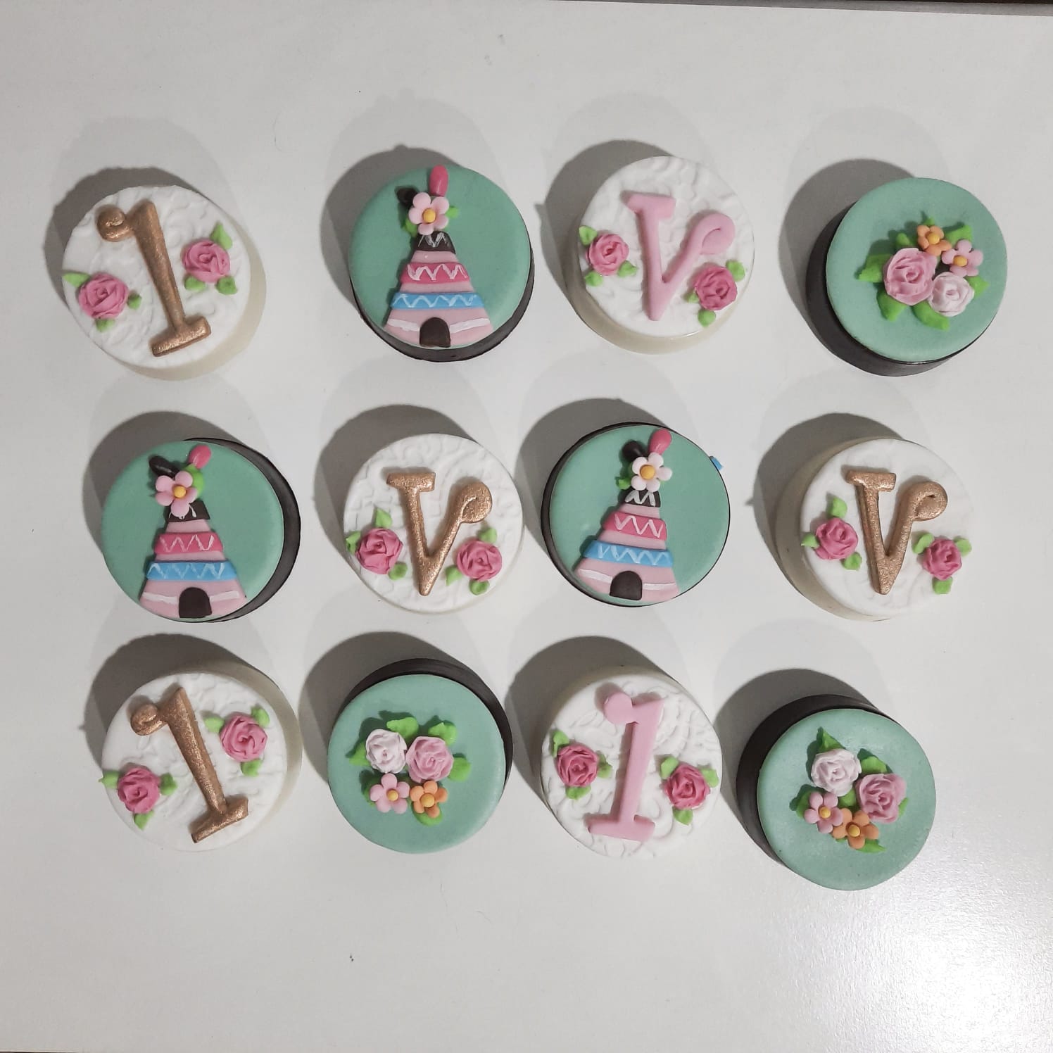 Oreos bañadas con flores y numeros